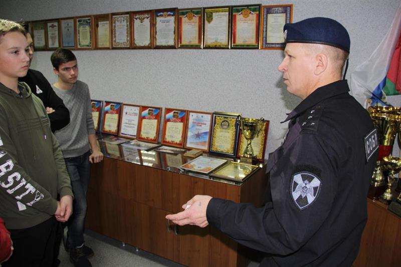 В Тюмени офицеры СОБР пригласили в гости допризывную молодёжь