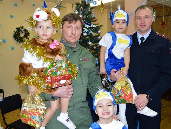 Иркутские росгвардейцы поздравили воспитанников подшефного детского дома с наступающим Новым годом и Рождеством