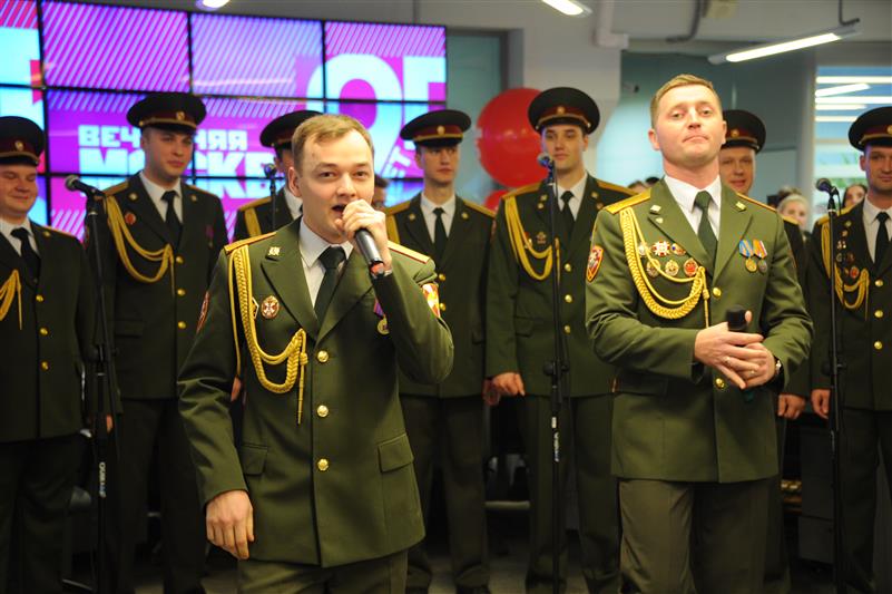 Военнослужащие Центрального округа Росгвардии поздравили коллектив газеты «Вечерняя Москва» с 95-летием издания