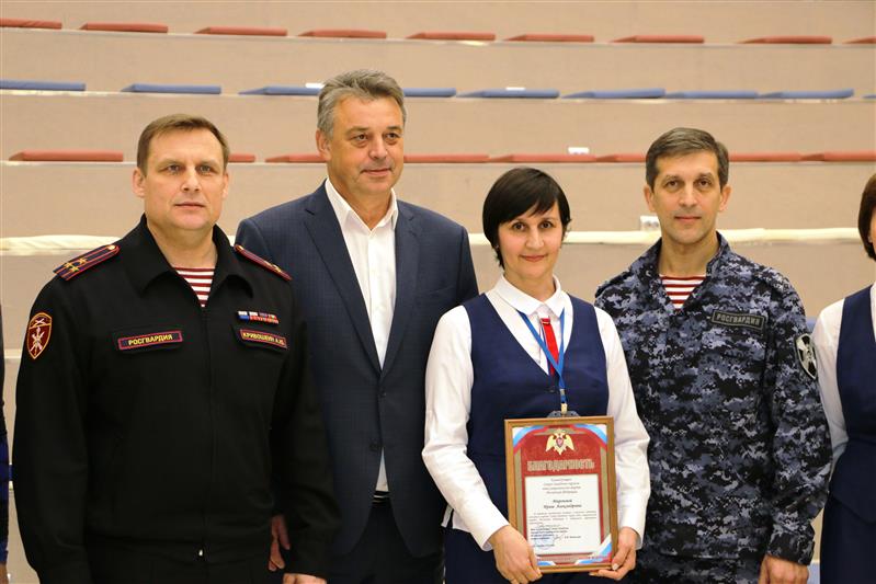 Жительница Санкт-Петербурга, поспособствовавшая  задержанию правонарушителя, отмечена благодарностью командующего Северо-Западным округом Росгвардии