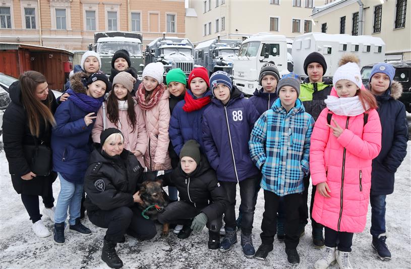 Сотрудники петербургского транспортного ОМОН провели Урок мужества для школьников
