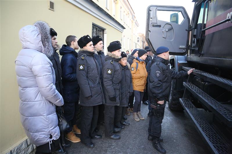 Сотрудники петербургского СОБР «Гранит» провели Урок мужества, посвященный Дню героев Отечества