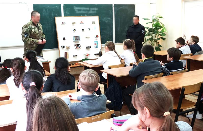 Астраханские росгвардейцы провели урок безопасности для школьников