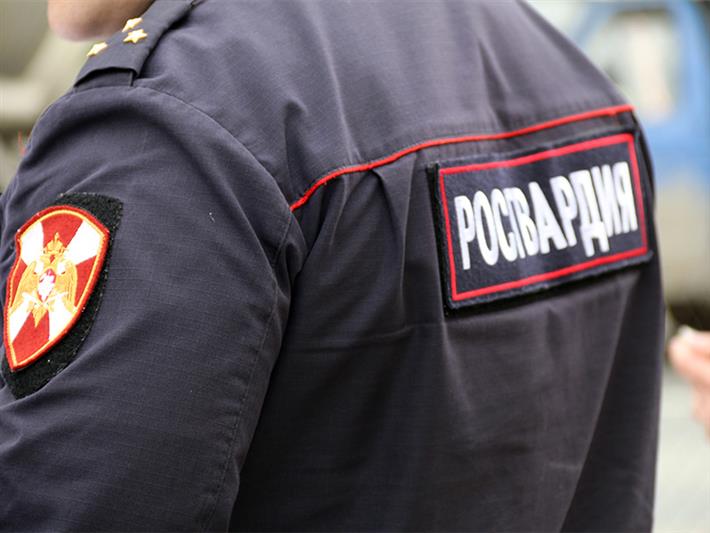 В Кузбассе росгвардеец, находясь на выходном дне, задержал подозреваемого в уличном грабеже