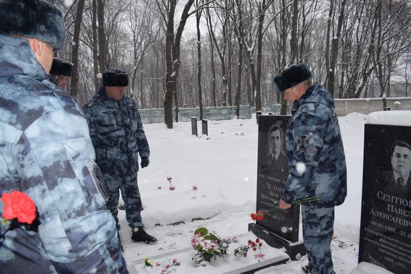 В Курске росгвардейцы почтили память Героев Отечества