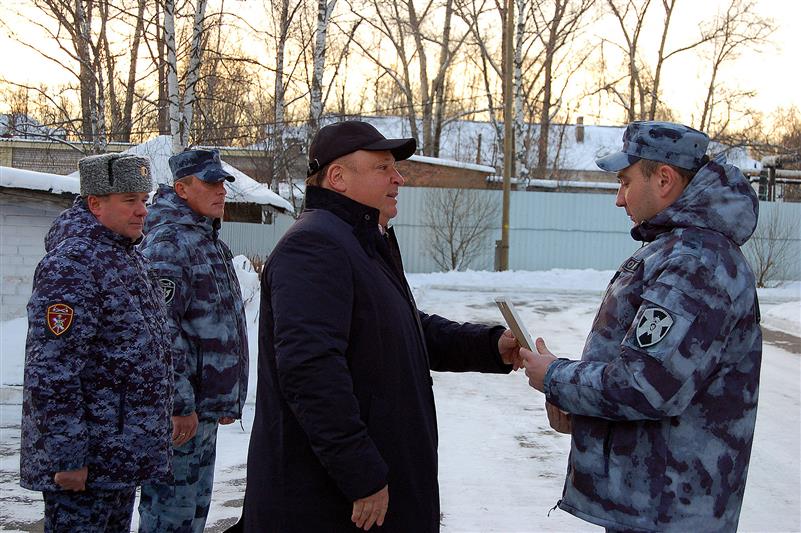Организатор Всероссийского фестиваля авторской песни «Гринландия»  наградил сотрудников кировского ОМОН 