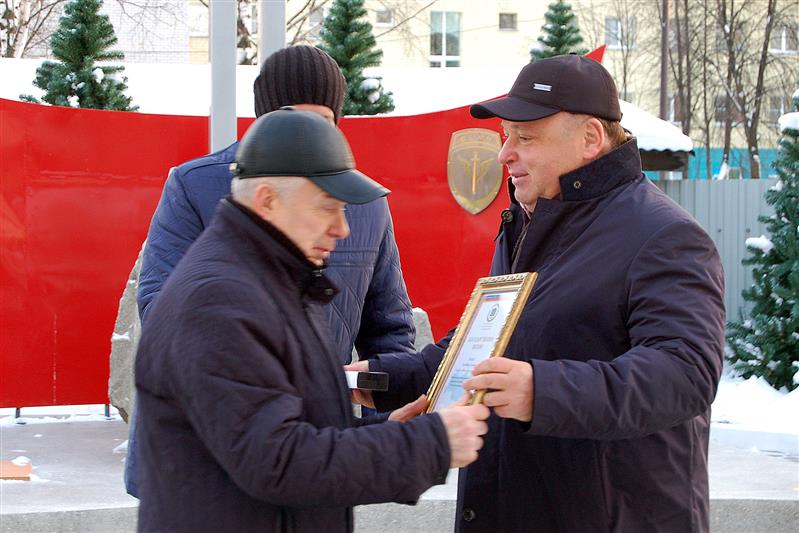 Организатор Всероссийского фестиваля авторской песни «Гринландия»  наградил сотрудников кировского ОМОН 