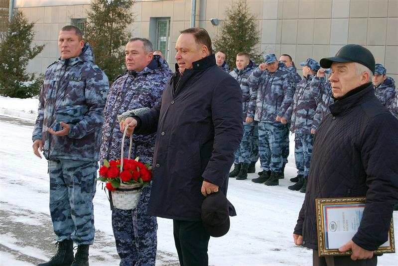 Организатор Всероссийского фестиваля авторской песни «Гринландия»  наградил сотрудников кировского ОМОН 