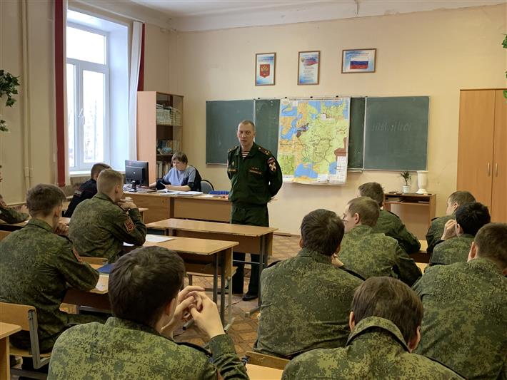 Сотрудник Росгвардии провёл встречу с калужскими кадетами в преддверии Дня Героев Отечества