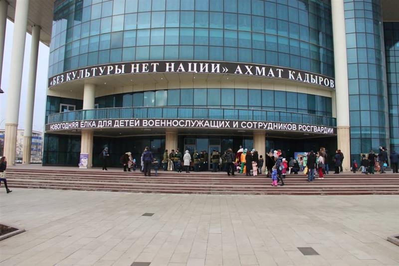 Дети военнослужащих грозненского соединения Росгвардии посетили премьеру новогоднего спектакля (фото)
