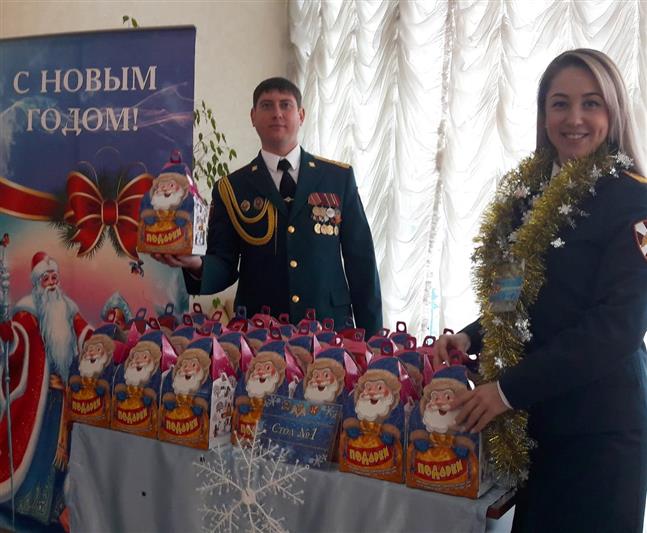 Дети военнослужащих грозненского соединения Росгвардии посетили премьеру новогоднего спектакля (фото)