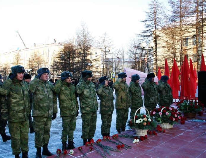 В канун Дня Неизвестного солдата росгвардейцы возложили цветы в магаданском Сквере Победы