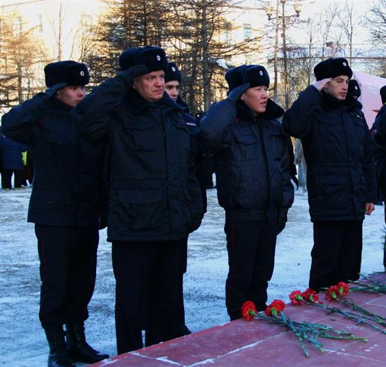 В канун Дня Неизвестного солдата росгвардейцы возложили цветы в магаданском Сквере Победы