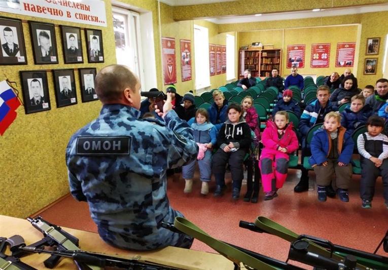 Сотрудники Росгвардии провели патриотические занятия с южноуральскими школьниками