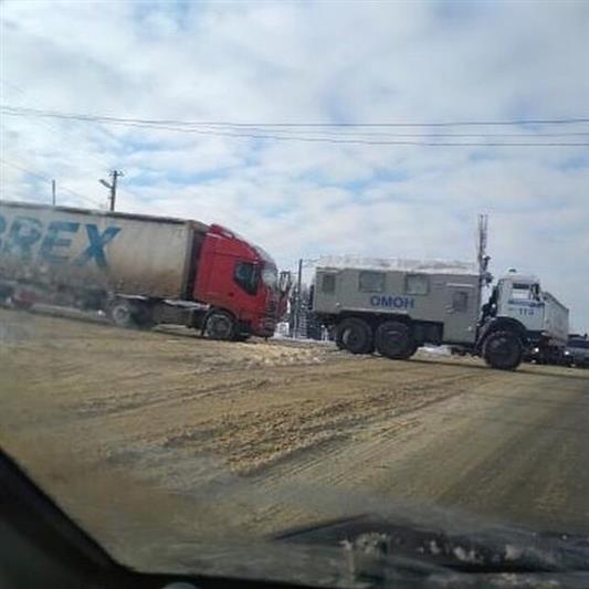 Сотрудники пензенского ОМОН помогли выбраться из снежной ловушки застрявшему грузовику