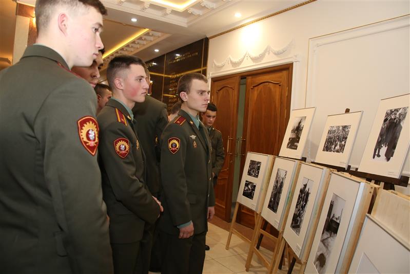 В Санкт-Петербургском военном институте работает фотовыставка, посвященная героической борьбе блокадного Ленинграда