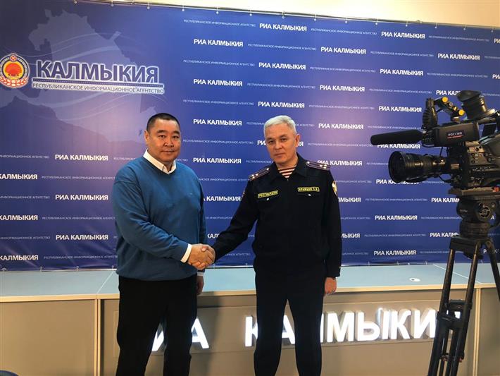 Председатель Союза журналистов Калмыкии поздравил пресс-службу республиканского управления Росгвардии с профессиональным праздником 