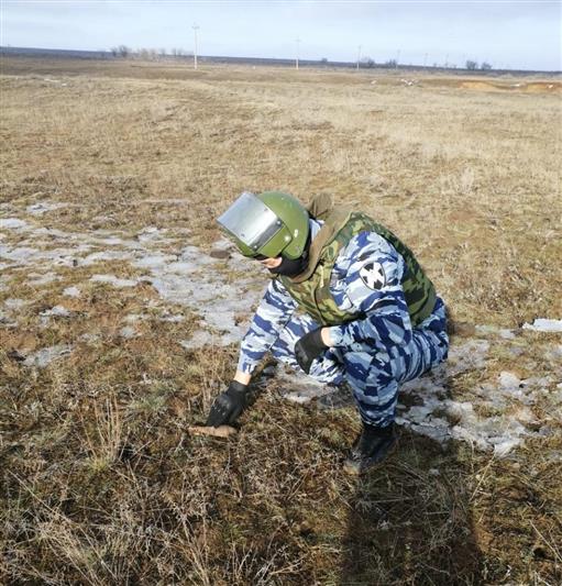 Взрывотехники калмыцкого ОМОН уничтожили боеприпас времен Великой Отечественной войны 