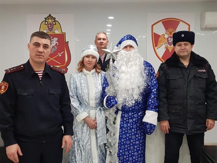 Детей росгвардейцев Курганской области и ХМАО-Югры поздравили Дед Мороз и Снегурочка