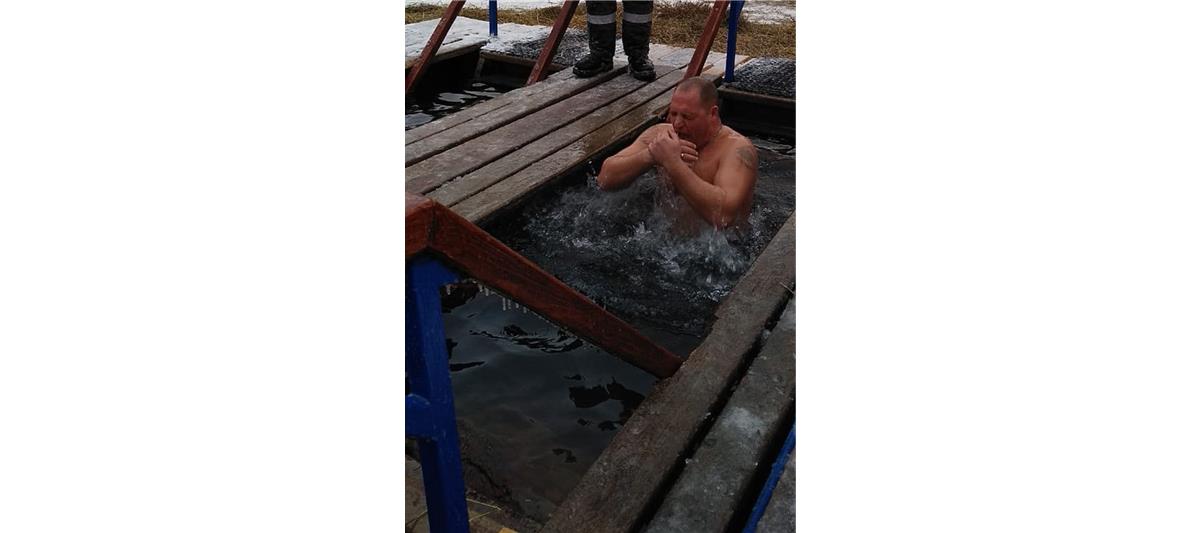 В Екатеринбурге и Сургуте сотрудники ОМОН искупались на Крещение (фото, видео)