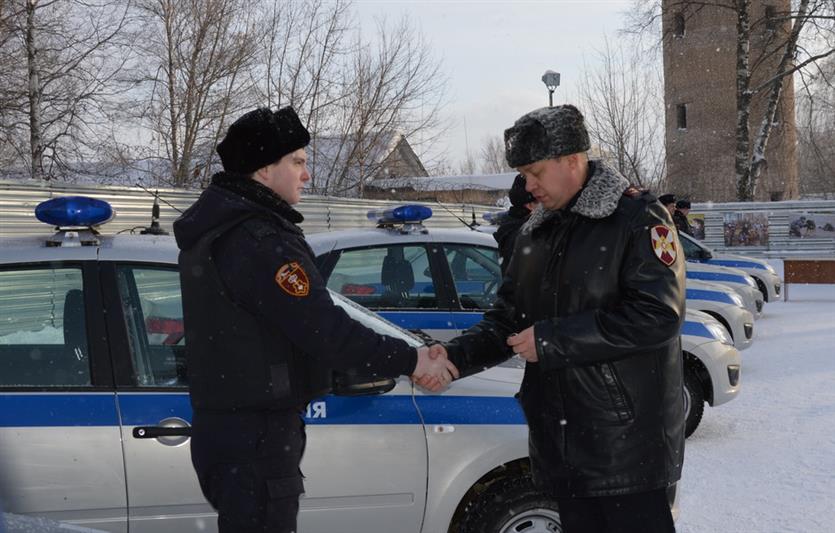 В Ярославле сотрудникам Росгвардии передали ключи от нового служебного транспорта