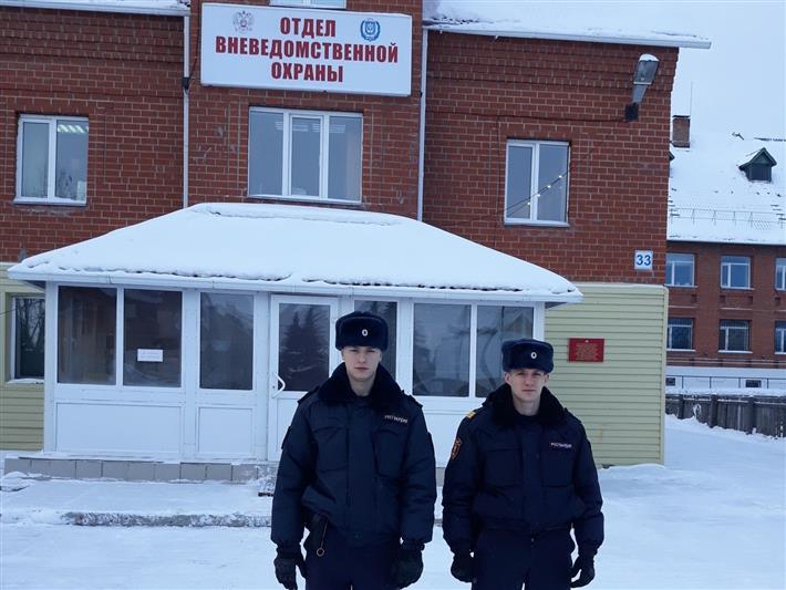 В столице Югры сотрудники вневедомственной охраны Росгвардии оказали помощь пожилому мужчине и вернули родителям потерявшегося ребенка