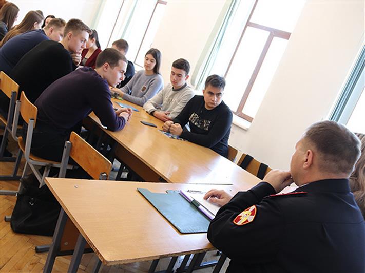Сотрудники Росгвардии вместе с забайкальскими студентами обсудили вопросы оборота оружия
