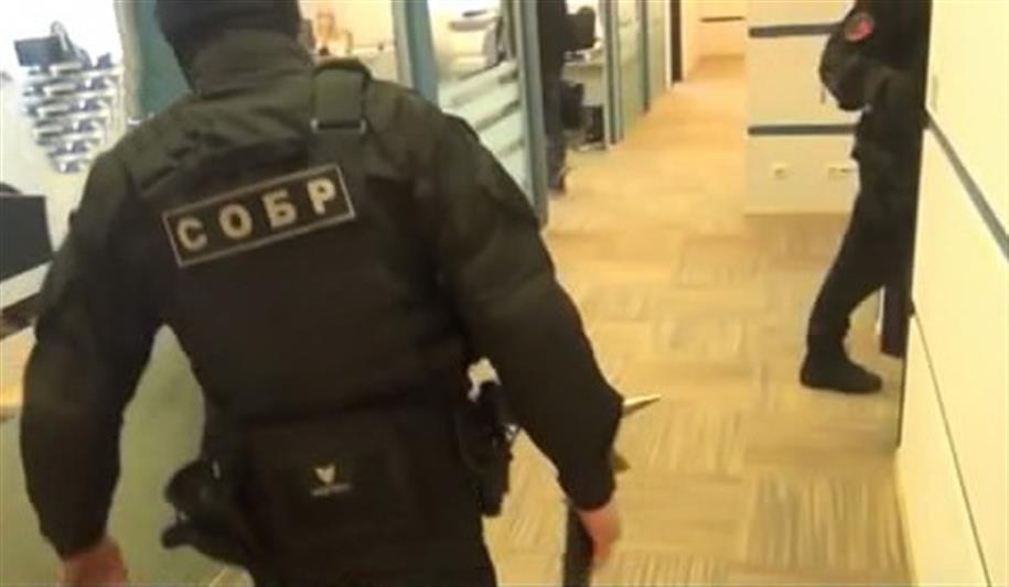 В Санкт-Петербурге сотрудники СОБР обеспечили проведение обысков по уголовному делу о контрабанде крупной партии морепродуктов