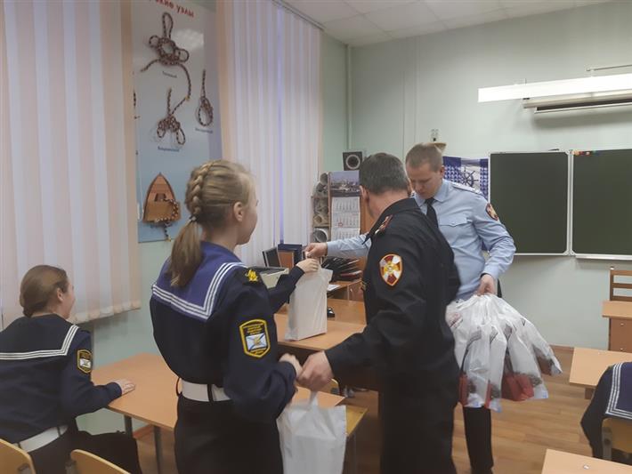 Представители Росгвардии вручили новогодние подарки воспитанникам Архангельского морского кадетского корпуса