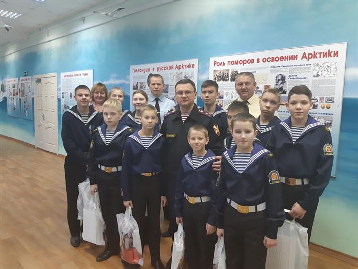 Представители Росгвардии вручили новогодние подарки воспитанникам Архангельского морского кадетского корпуса