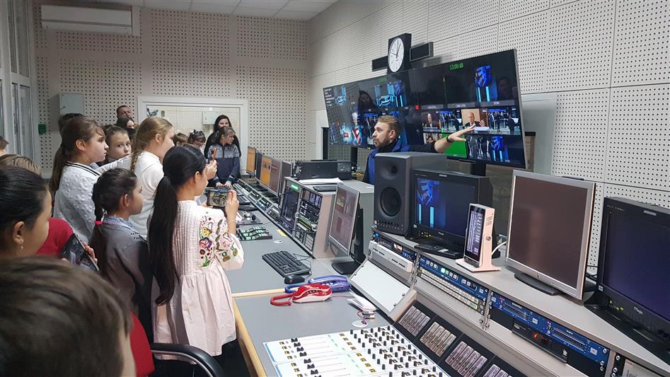 Ученики подшефного класса Росгвардии посетили государственную телерадиокомпанию «Лотос» 