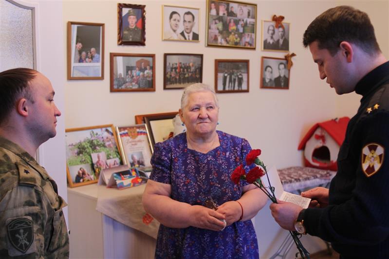В Санкт-Петербурге и Нарьян-Маре росгвардейцы навестили блокадниц Ленинграда