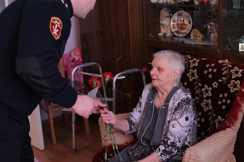 В Санкт-Петербурге и Нарьян-Маре росгвардейцы навестили блокадниц Ленинграда
