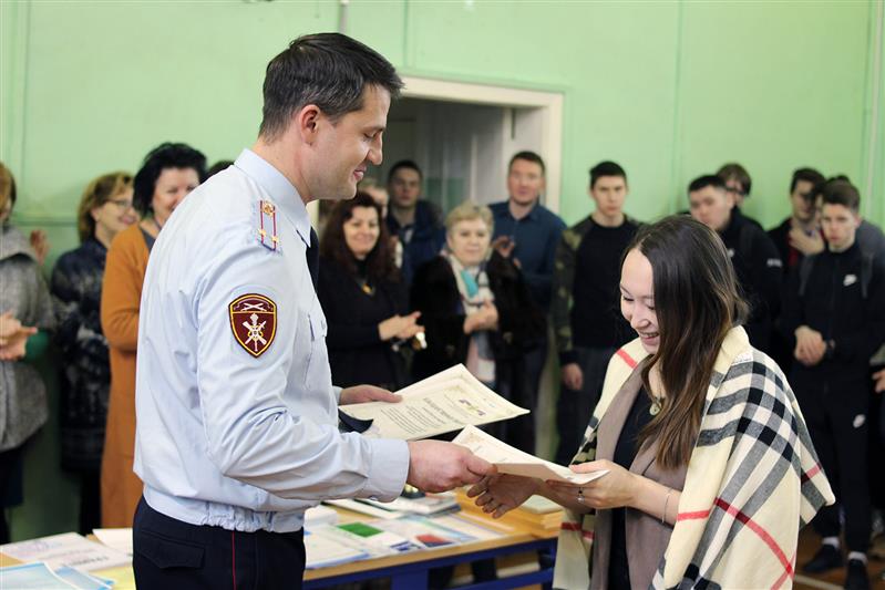 Нарьян-Марским студентам вручили благодарственные письма начальника Управления Росгвардии по Ненецкому автономному округу