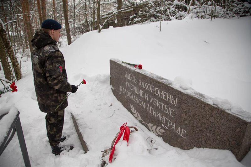 В преддверии Дня снятия блокады Ленинграда сотрудники СОБР навестили ветеранов и почтили память погибших защитников города 