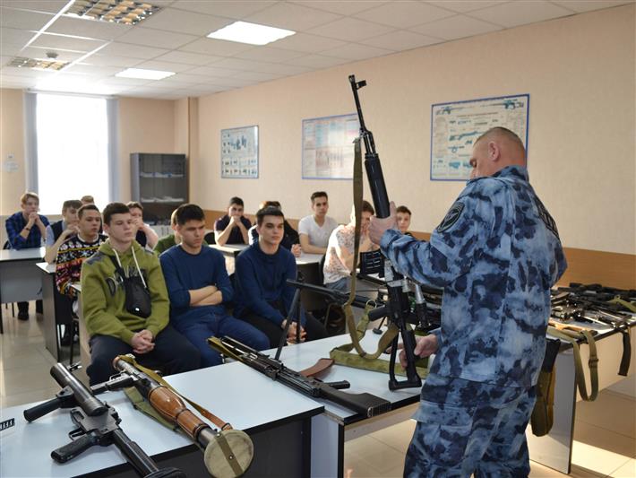 Сотрудники томского ОМОН провели патриотическое мероприятие для школьников