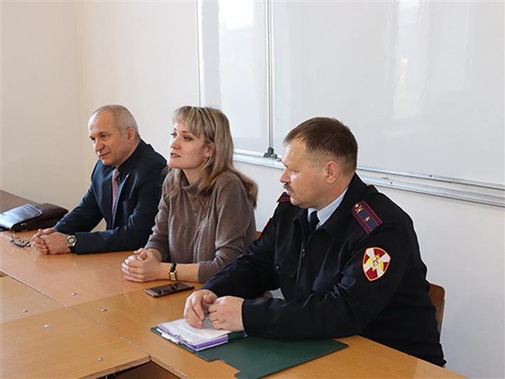 Сотрудники Росгвардии вместе с забайкальскими студентами обсудили вопросы оборота оружия