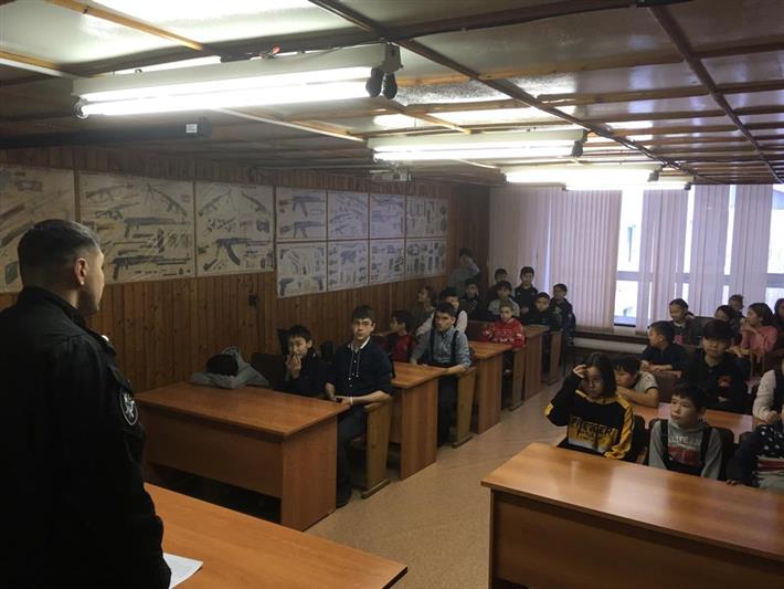 Воспитанники клуба «Юный Динамовец» побывали в гостях у офицеров якутского СОБР «Алмаз»