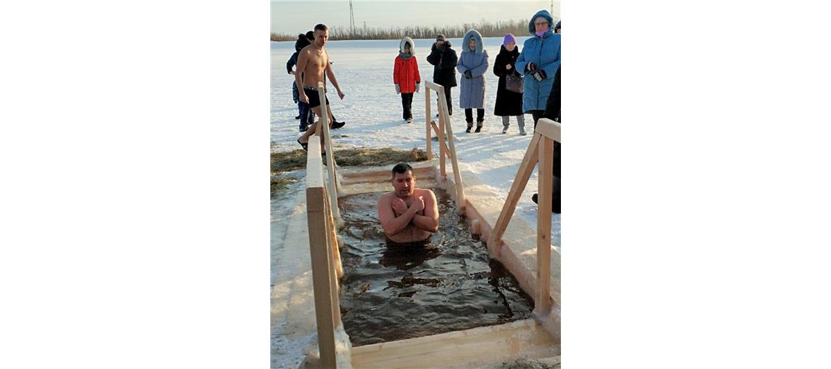 В Екатеринбурге и Сургуте сотрудники ОМОН искупались на Крещение (фото, видео)