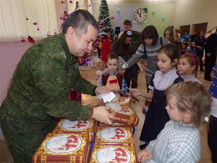 Детей росгвардейцев Курганской области и ХМАО-Югры поздравили Дед Мороз и Снегурочка