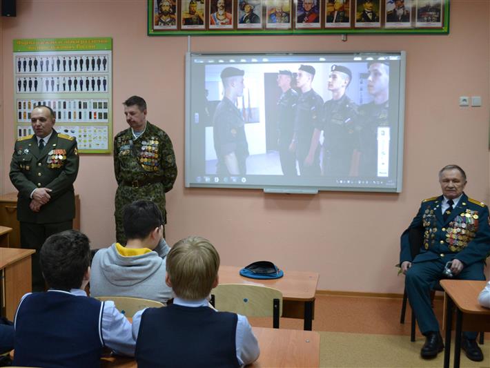Накануне 30-летия со дня вывода советских войск из Афганистана ветераны Росгвардии и боевых действий провели Урок мужества для школьников