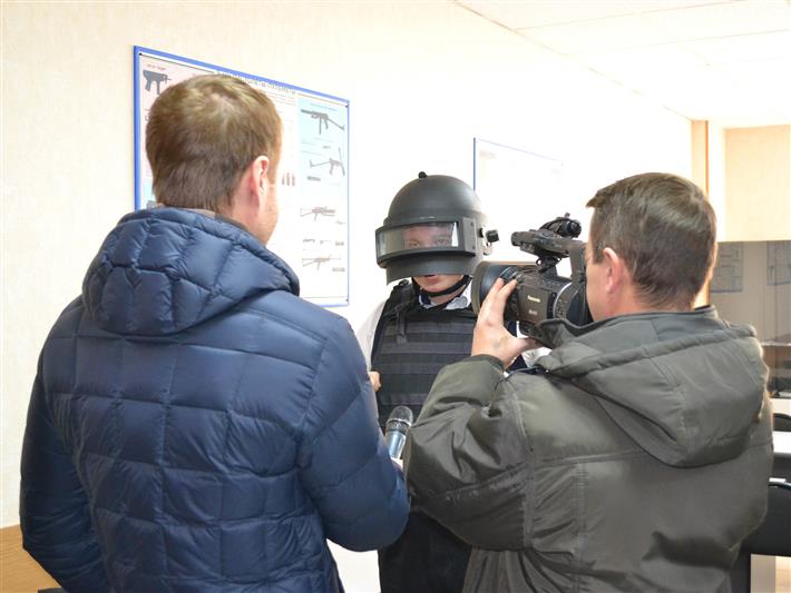 Сотрудники томского ОМОН провели патриотическое мероприятие для школьников