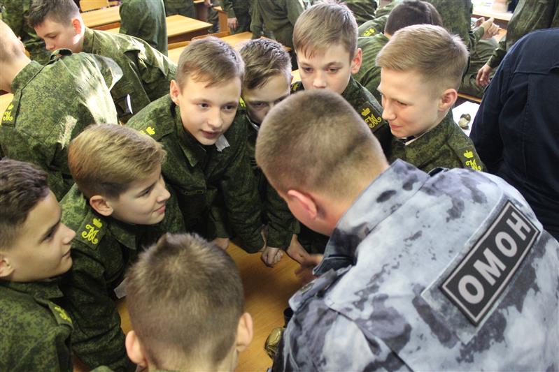 Акция «Росгвардия о Героях Воронежа» стартовала в Михайловском кадетском корпусе 