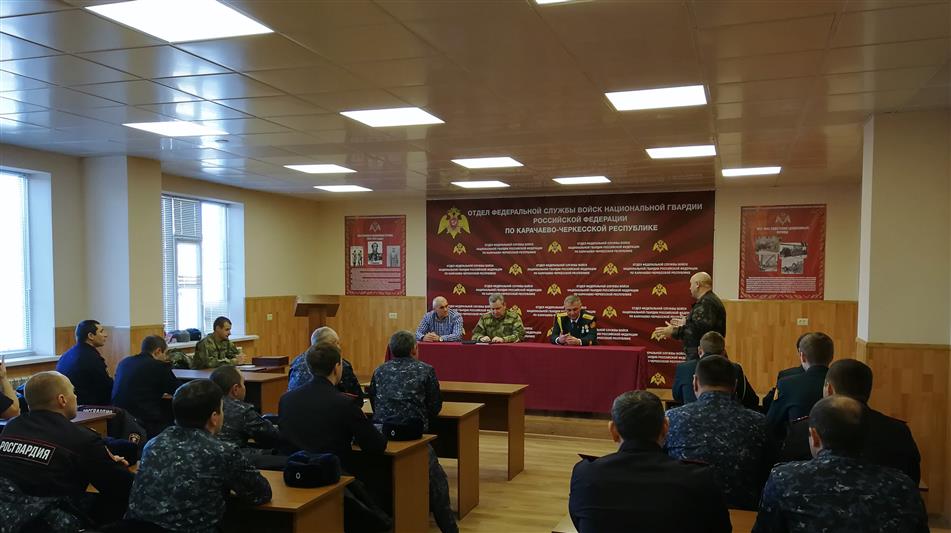Росгвардейцы Карачаево-Черкесии отметили благодарственными письмами представителей общественных организаций