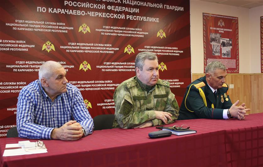 Росгвардейцы Карачаево-Черкесии отметили благодарственными письмами представителей общественных организаций