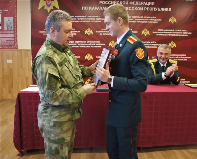 Росгвардейцы Карачаево-Черкесии отметили благодарственными письмами представителей общественных организаций