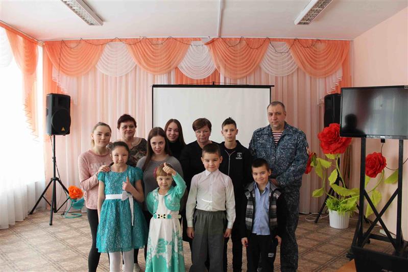 В Уральском округе в честь празднования 75-й годовщины со дня снятия блокады Ленинграда сотрудники Росгвардии провели патриотические занятия для детей