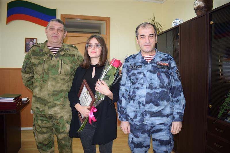 Сотрудники Росгвардии поздравили с Днём российской печати журналистов Дагестана
