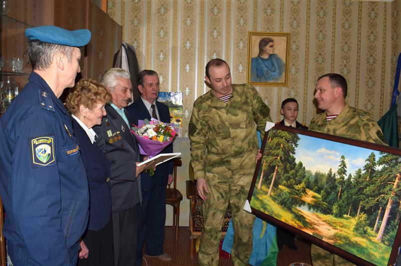 Военнослужащие отдельного отряда специального назначения «Барс» поздравили ветерана-блокадника с 80-летием