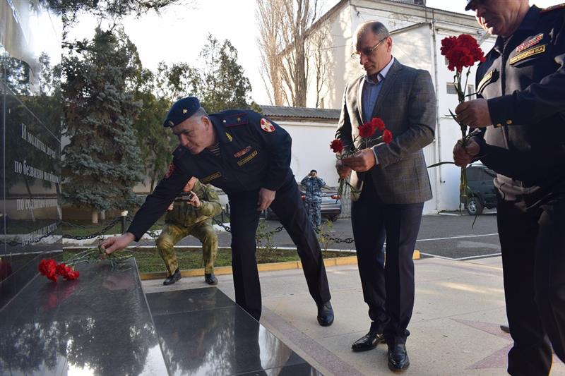 Росгвардейцы Дагестана почтили память сослуживцев, погибших во время кизлярских и первомайских событий 1996 года (фото, видео)